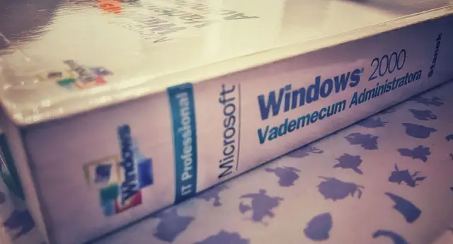 Pudełko z oprogramowaniem Windows 2000 Professional, vademecum administratora. Klasyka IT.