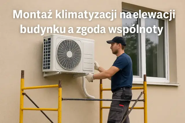 Montaż klimatyzacji na elewacji budynku. Fachowiec w rękawiczkach podłącza jednostkę zewnętrzną.