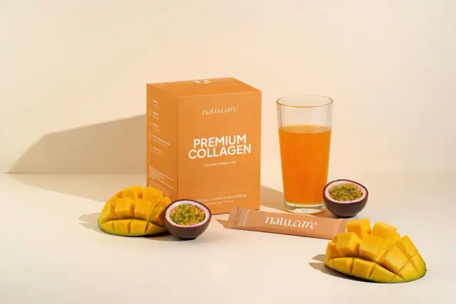 Pudełko "Premium Collagen" o smaku mango-marakuja, szklanka soku, kawałki mango i marakui. Idealny zestaw na orzeźwiający colladrop.