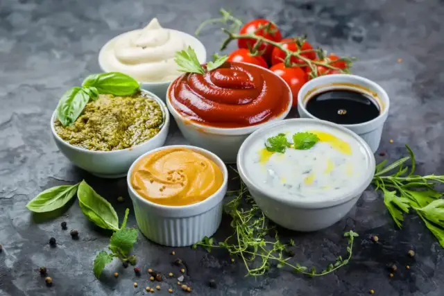 Różnorodne sosy: majonez, pesto, ketchup, musztarda, sos jogurtowy i ciemny sos. Idealne do potraw, a jeśli chcesz wiedzieć, jak zagęścić sos, te propozycje Cię zainspirują.