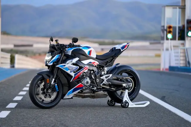 Potężny motocykl BMW M1000R na torze wyścigowym, gotowy do akcji.