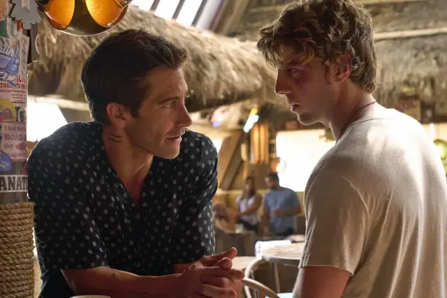 Jake Gyllenhaal i Austin Butler w scenie z filmu "Road House". Obsada filmu w klimatycznym wnętrzu.