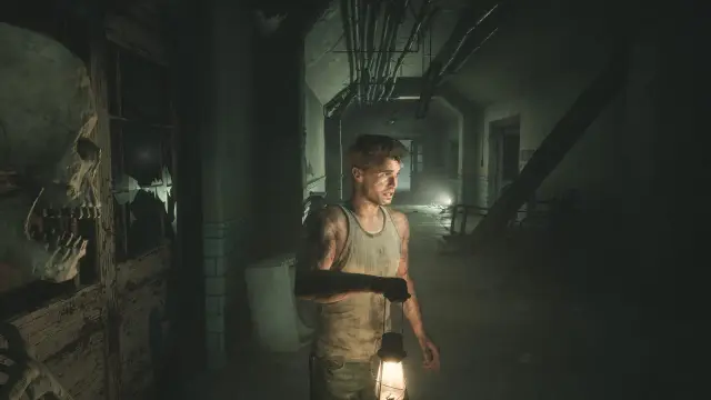 Młody mężczyzna z latarnią w mrocznym korytarzu, zastanawia się, until dawn ile godzin pozostało do świtu. Obok czaszka.