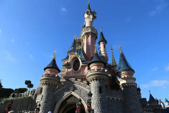 Zamek w Disneyland Paris, marzenie o magicznej przygodzie. Bilety do Disneyland Paris czekają!
