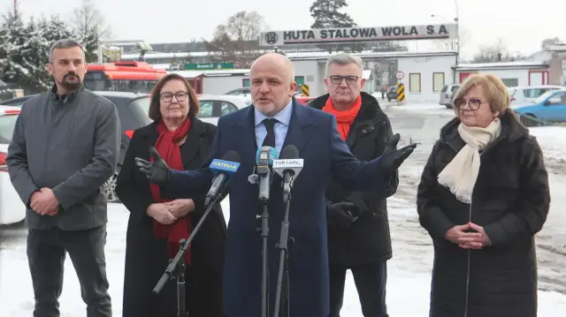 Przemówienie przed Hutą Stalowa Wola S.A. z udziałem polityków i dziennikarzy.