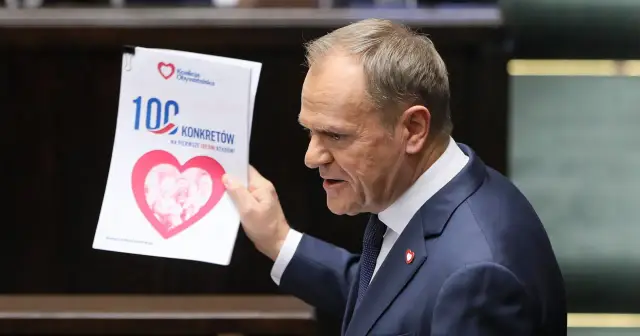 Donald Tusk prezentuje dokument "100 konkretów na pierwsze 100 dni rządu", by expose jego wizji.