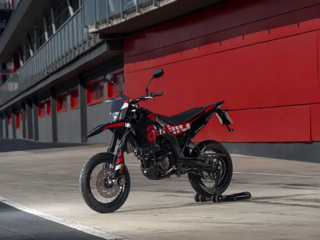Czarny motocykl Aprilia SX 125 na torze. Poznaj aprilia sx 125 dane techniczne i poczuj moc!