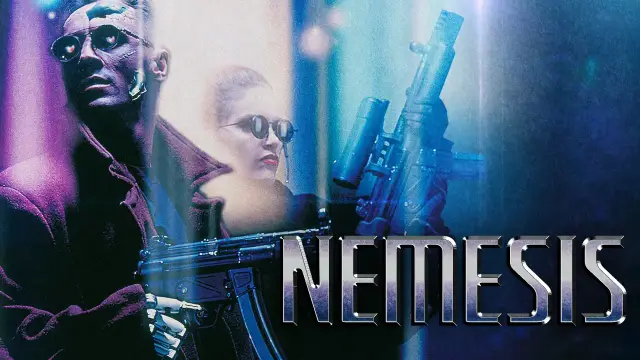 Mężczyzna z cybernetycznymi implantami i kobieta w okularach, oboje z bronią. To jest plakat filmu "Nemesis", gdzie każdy jest czyjąś nemezis.
