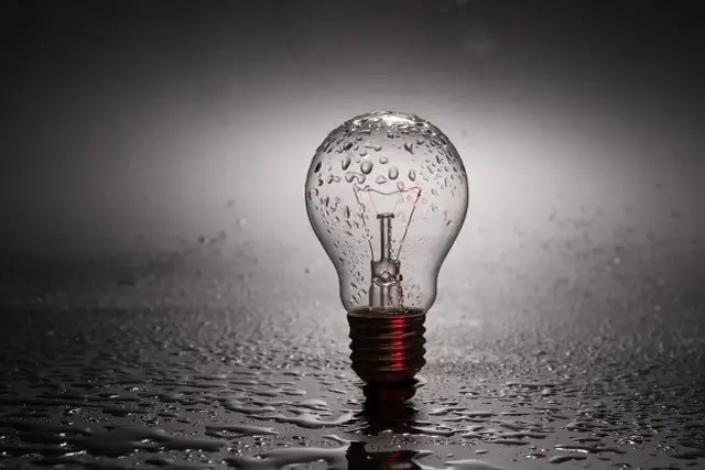 Kto wynalazł żarówkę? Ta mokra, szklana bańka z widocznym żarnikiem symbolizuje iskrę geniuszu, która rozświetliła świat.