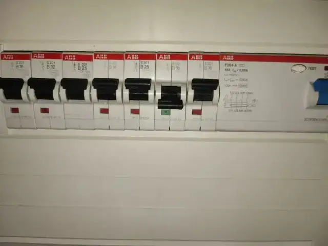 Zabezpieczenie przedlicznikowe ABB z kilkoma wyłącznikami nadprądowymi.