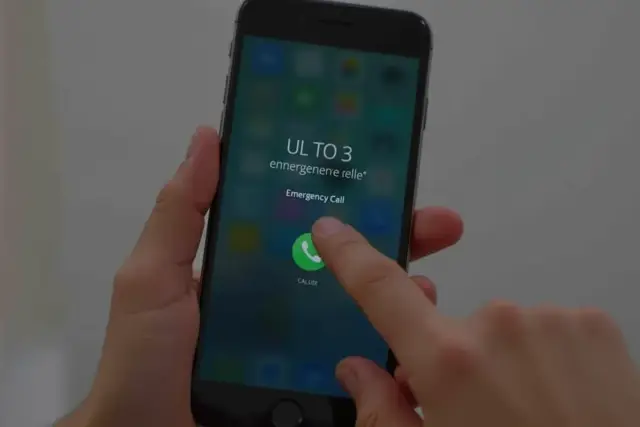 Palec dotyka ikony zielonej słuchawki na ekranie telefonu, pokazując, jak odblokować telefon przez połączenie alarmowe.