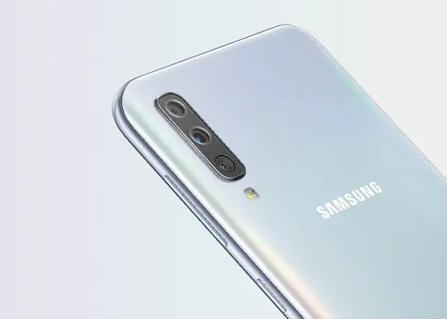 Biały Samsung Galaxy A50 z potrójnym aparatem. Sprawdź aktualną samsung galaxy a50 cena.