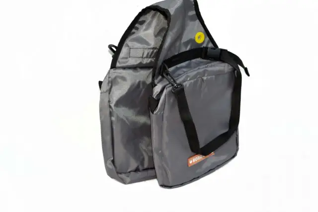 Szare sakwy do siodła z czarnymi paskami i klamrami. Idealne na wycieczki konne, pomieszczą wszystko, czego potrzebujesz.