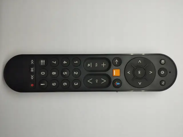 Czarny pilot do dekodera 4k multi z klawiaturą numeryczną, przyciskami nawigacyjnymi i funkcjami multimedialnymi.