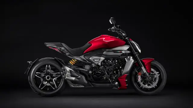 Czerwony Ducati XDiavel S z błyszczącym lakierem i masywnym silnikiem V4, gotowy do podboju dróg.