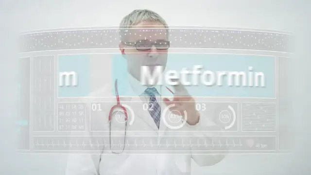 Lekarz analizuje dane na futurystycznym ekranie, gdzie widnieje nazwa "Metformina" i wskaźniki medyczne.