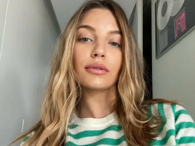 Julia Wieniawa-Narkiewicz w zielono-białym swetrze, z burzą blond włosów. Czyżby myślała o swoim przyszłym mężu?