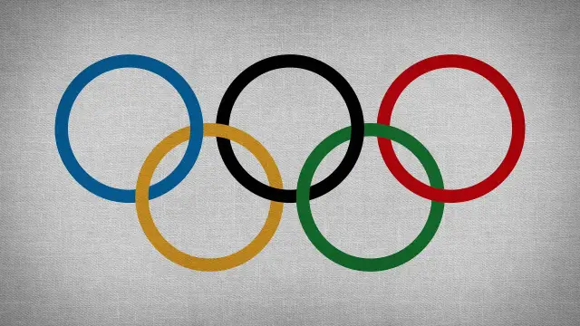 Pięć splecionych kół symbolizujących jedność i sportowy duch. Flaga olimpijska w całej okazałości.