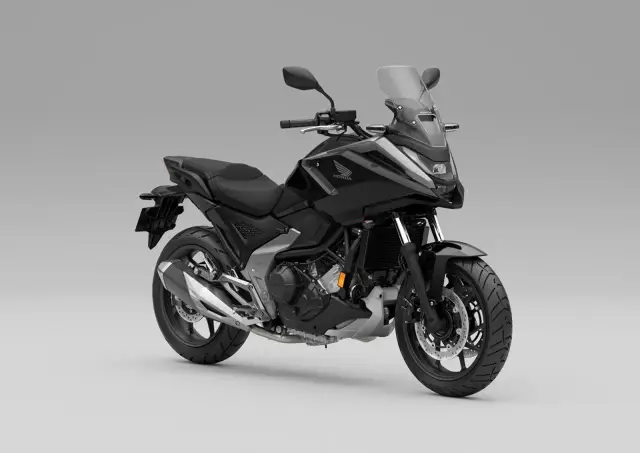 Czarny motocykl Honda NC750X, gotowy na przygodę. Sprawdź honda nc750x dane techniczne i odkryj jego możliwości.