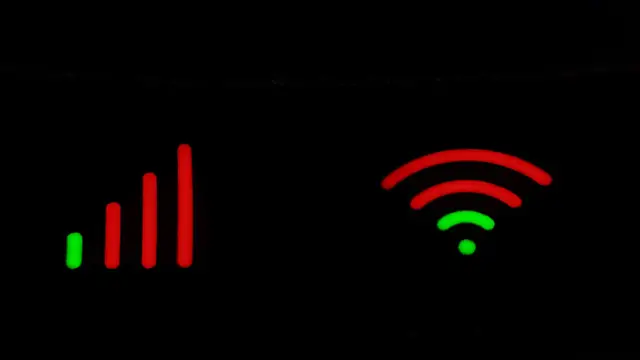 Grafika pokazuje wskaźnik sygnału i ikonę Wi-Fi. Dowiedz się, jak wzmocnić sygnał wifi, aby uzyskać pełne połączenie.