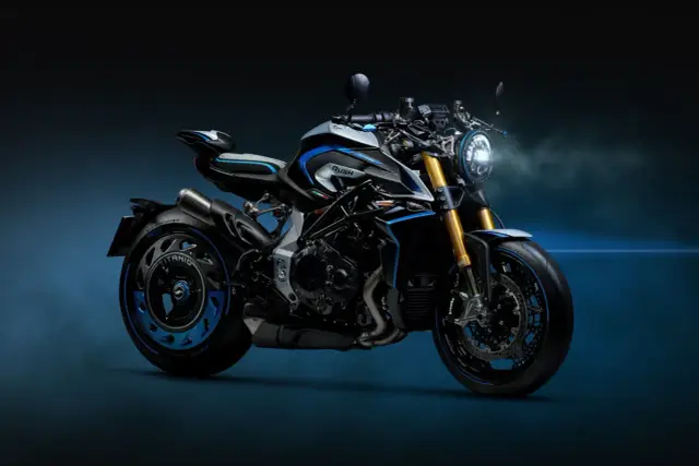 MV Agusta Rush w kolorze srebrno-niebieskim, z detalami z włókna węglowego i złotym zawieszeniem. Ten motocykl to prawdziwy potwór na drodze.