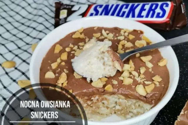 Nocna owsianka ze skyrem w czekoladowej odsłonie, posypana orzeszkami. Idealna na deser w stylu Snickers.