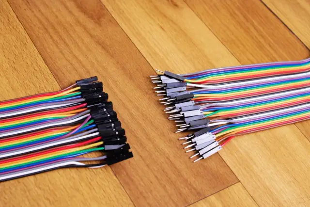 Kolorowe przewody z wtyczkami, gotowe do połączenia. Dowiedz się, jak podłączyć kabel 3 żyłowy do wtyczki, by stworzyć własne projekty elektroniczne.