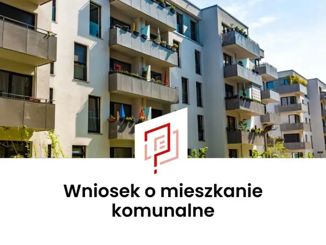 Nowoczesny blok mieszkalny, na którym widnieje napis "Wniosek o mieszkanie komunalne".