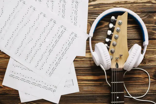 Nutowe zapisy i słuchawki na gitarze. Chcesz znaleźć piosenkę po melodii online?