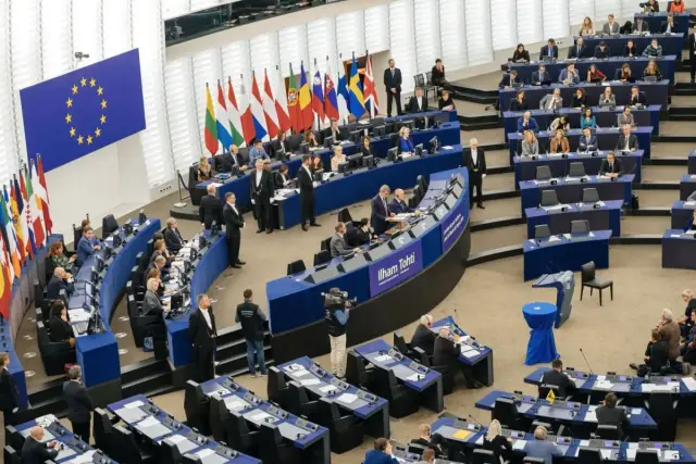 Posiedzenie Parlamentu Europejskiego. Zastanawiasz się, ile zarabia europoseł? W tej sali zapadają decyzje o losach Europy.
