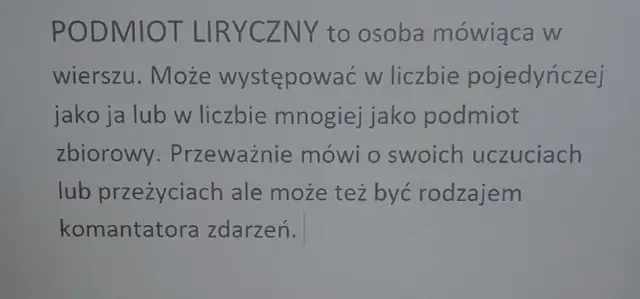 Podmiot liryczny to osoba mówiąca w wierszu, wyrażająca swoje uczucia lub przeżycia. Może występować jako "ja" lub "my".
