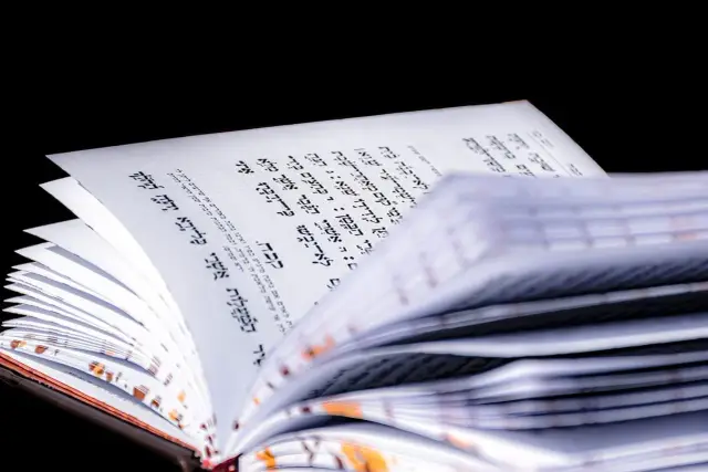 Otwarta księga z hebrajskim tekstem, przypominająca o psalm 137 i tęsknocie za Jerozolimą.