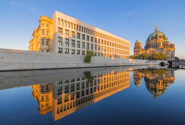 Wspaniałe muzea w Berlinie: Humboldt Forum i Katedra Berlińska odbijają się w spokojnej wodzie.