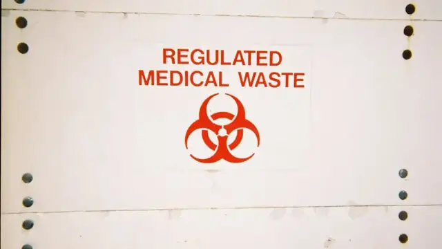 Oznakowanie "REGULATED MEDICAL WASTE" z symbolem biohazard. Oznacza to, że mamy do czynienia z odpadami medycznymi, które wymagają specjalnego traktowania.