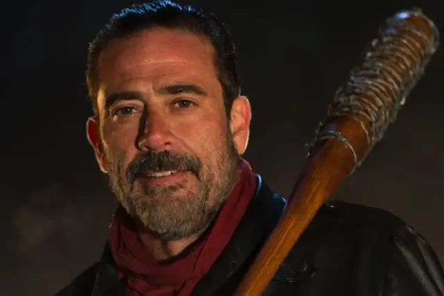Jeffrey Dean Morgan, znany z filmów, seriali i programów, z charakterystyczną pałką.