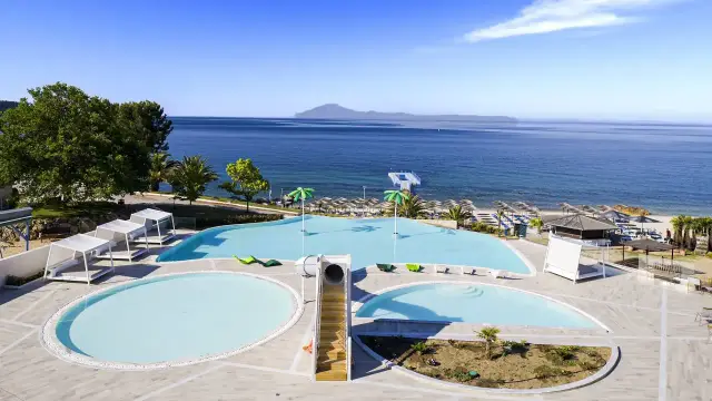 Rajskie baseny i plaża w Grecji. Idealne miejsce na wakacje last minute tanio.