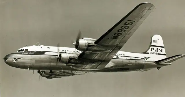 Samolot Pan Am Clipper Racer, numer rejestracyjny N88951, w locie. Ten samolot, znany jako lot 914, był częścią floty Pan American Airways.