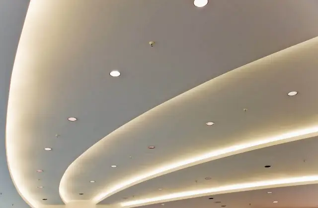 Nowoczesny podwieszany sufit z oświetleniem LED. Zastanawiasz się, ile kosztuje podwieszany sufit? To rozwiązanie dodaje elegancji.