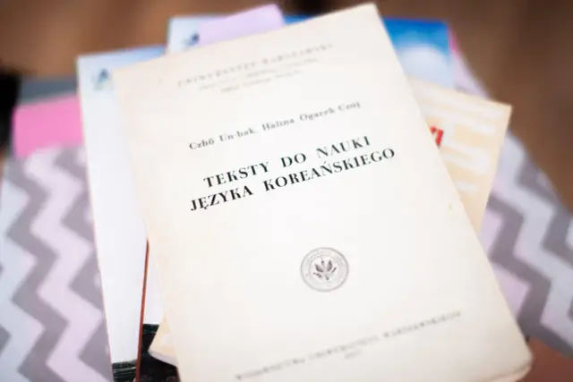 Książka "Teksty do nauki języka koreańskiego" z Uniwersytetu Warszawskiego. Czy język koreański jest trudny? Ta pozycja może pomóc w odpowiedzi.