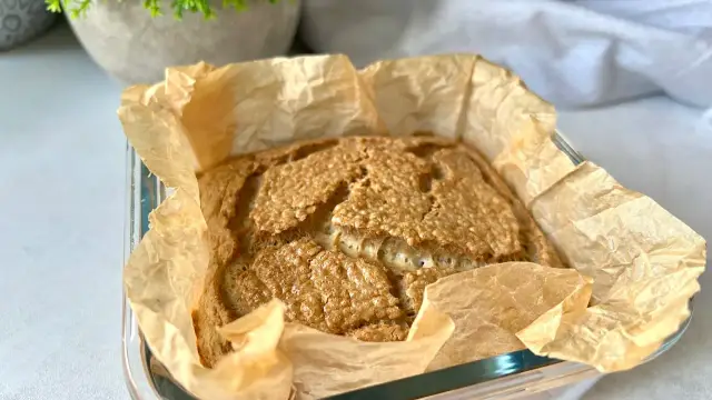 Upieczony chleb keto w papierze do pieczenia w szklanej formie.