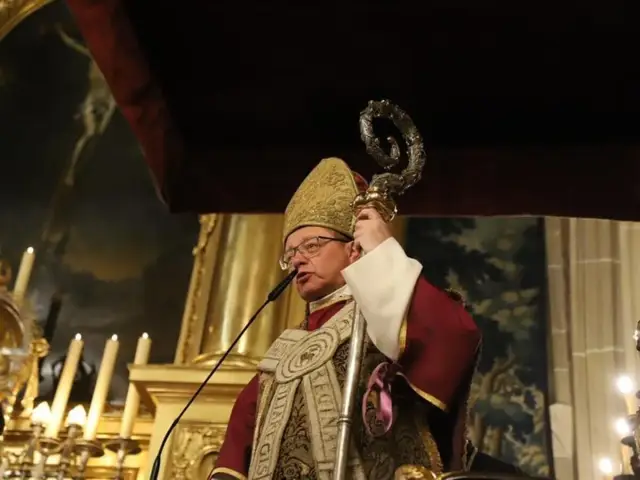 Arcybiskup Grzegorz Ryś w szatach liturgicznych z pastorałem, przemawia przy mikrofonie.