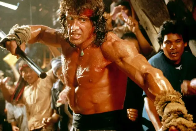 Sylvester Stallone w akcji, jak w swoich najlepszych filmach. Wyczerpany, ale zdeterminowany, walczy w tłumie.