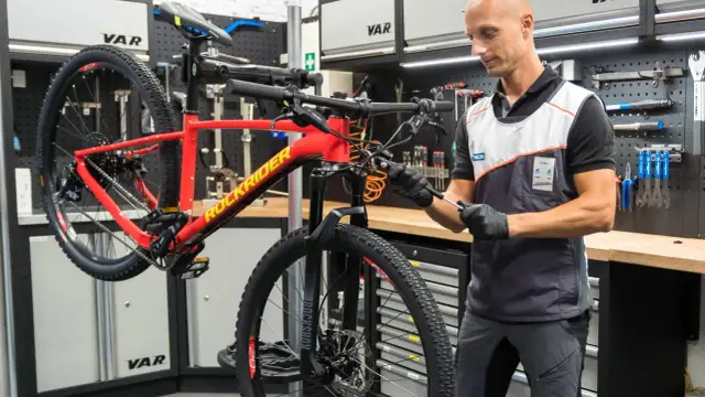 Mechanik w Decathlonie reguluje rower. Sprawdź decathlon serwis rowerowy cennik, by dowiedzieć się o kosztach napraw.