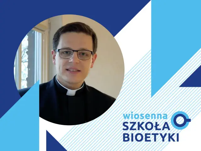 Mężczyzna w sutannie i okularach, mówiący o tym, co to jest etyka, na tle grafiki "Wiosenna Szkoła Bioetyki".