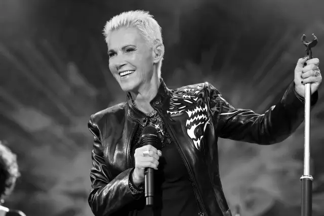 Marie Fredriksson z Roxette, w skórzanej kurtce z motywem smoka, śpiewa swoje niezapomniane utwory.
