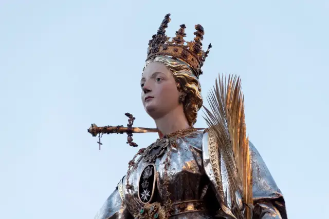 Posąg św. Łucji, patronki, w koronie i z mieczem przeszywającym jej szyję, symbolizującym męczeństwo.