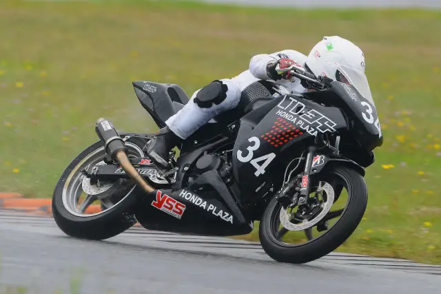 Motocyklista na torze ściga się czarnym CBR250RR z numerem 34.