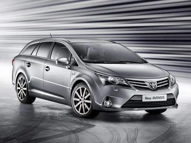 Srebrny Toyota Avensis T27 1.8 benzyna, kombi, na tle linii.