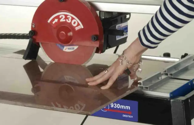 Cięcie płytek piłą tarczową DEDRA 230mm. Wiele pozytywnych dedra opinie potwierdza jej skuteczność.