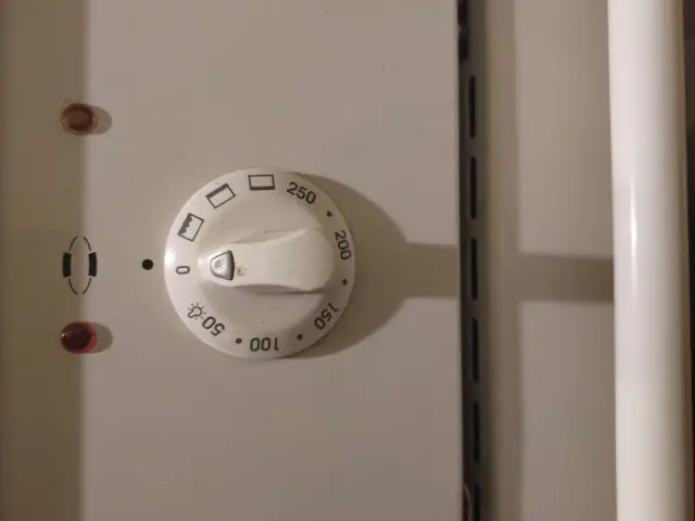 Pokrętło temperatury piekarnika Amica z oznaczeniami od 0 do 250 stopni Celsjusza.